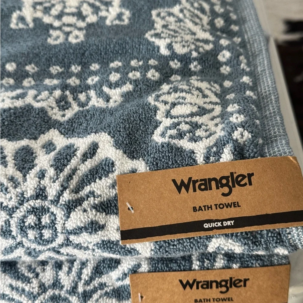 Wrangler light Blue flower bandana patterned towels and bath mat set - NWT - Picture 8 of 13